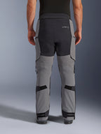 Alpinestars Andes Pro Drystar® XF byxor, motorcykelbyxor för äventyrskörning, mörkgrå och svarta, vy bakifrån som framhäver svart sätespanel med logotyp, justerbara remmar vid vaderna och anklarna, robust teknisk design för äventyrskörning