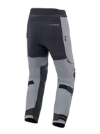 Alpinestars Andes Pro Drystar® XF byxor, äventyrsmotorcykelbyxor, mörkgrå och svarta, vy bakifrån med justerbara vadremmar, Alpinestars-logotyp och vattentäta dragkedjedetaljer