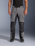Alpinestars Andes Pro Drystar® XF byxor, motorcykelbyxor, mörkgrå och svarta, vy framifrån, med förstärkta svarta knäpaneler, vattentäta dragkedjor och bälte med magnetspänne, bärs med svarta stövlar