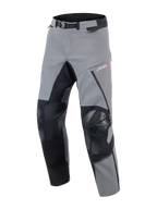 Alpinestars Andes Pro Drystar® XF-byxor, äventyrs-MC-byxor, mörkgrå och svarta, med förstärkta svarta paneler på knän och insida ben, magnetiskt midjespänne och Drystar XF-logotyp på låret, teknisk textilkonstruktion för extrema väderförhållanden.