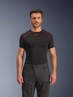 Alpinestars Cusco Drystar® byxor, adventure-motorcykelbyxor, svarta, teknisk textilkonstruktion med dragkedjeventilation och ripstop-paneler, bärs av en manlig modell med en svart Alpinestars underställströja för en komplett adventure-look