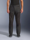 Alpinestars Cusco Drystar® byxor, adventure-motorcykelbyxor, svarta, vy framifrån med lårventilation med dragkedja och justerbar midja, slitstark ripstop- och 600D-textilkonstruktion, bärs med svarta stövlar