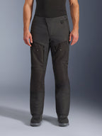 Alpinestars Cusco Drystar® byxor, adventure-motorcykelbyxor, svarta, vy framifrån med lårventilation med dragkedja och justerbar midja, slitstark ripstop- och 600D-textilkonstruktion, bärs med svarta stövlar