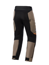 Alpinestars Cusco Drystar® byxor, adventure-motorcykelbyxor, valnötsbruna och svarta, baksida med svarta stretchpaneler, orangea detaljer, ventilationsöppningar med dragkedja och justerbara kardborremanschetter för vägkörning.