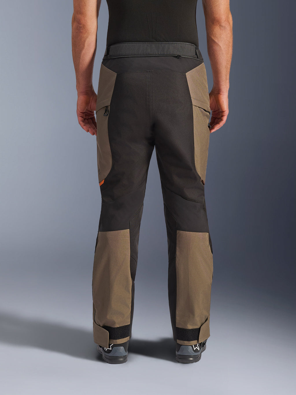 Alpinestars Cusco Drystar® Byxor, adventure-motorcykelbyxor, Walnut Black, baksida på modell, hållbar textilkonstruktion med färgblockerade paneler, justerbar fåll och dragkedjedetalj i midjan för touring- och äventyrskörning