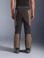 Alpinestars Cusco Drystar® Byxor, adventure-motorcykelbyxor, Walnut Black, baksida på modell, hållbar textilkonstruktion med färgblockerade paneler, justerbar fåll och dragkedjedetalj i midjan för touring- och äventyrskörning