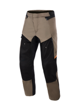 Alpinestars Cusco Drystar®-byxor, äventyrsmotorcykelbyxor i Walnut Black, vy framifrån, bruna och svarta paneler med orangea detaljer, stor lårventilation med dragkedja och hållbar textilkonstruktion