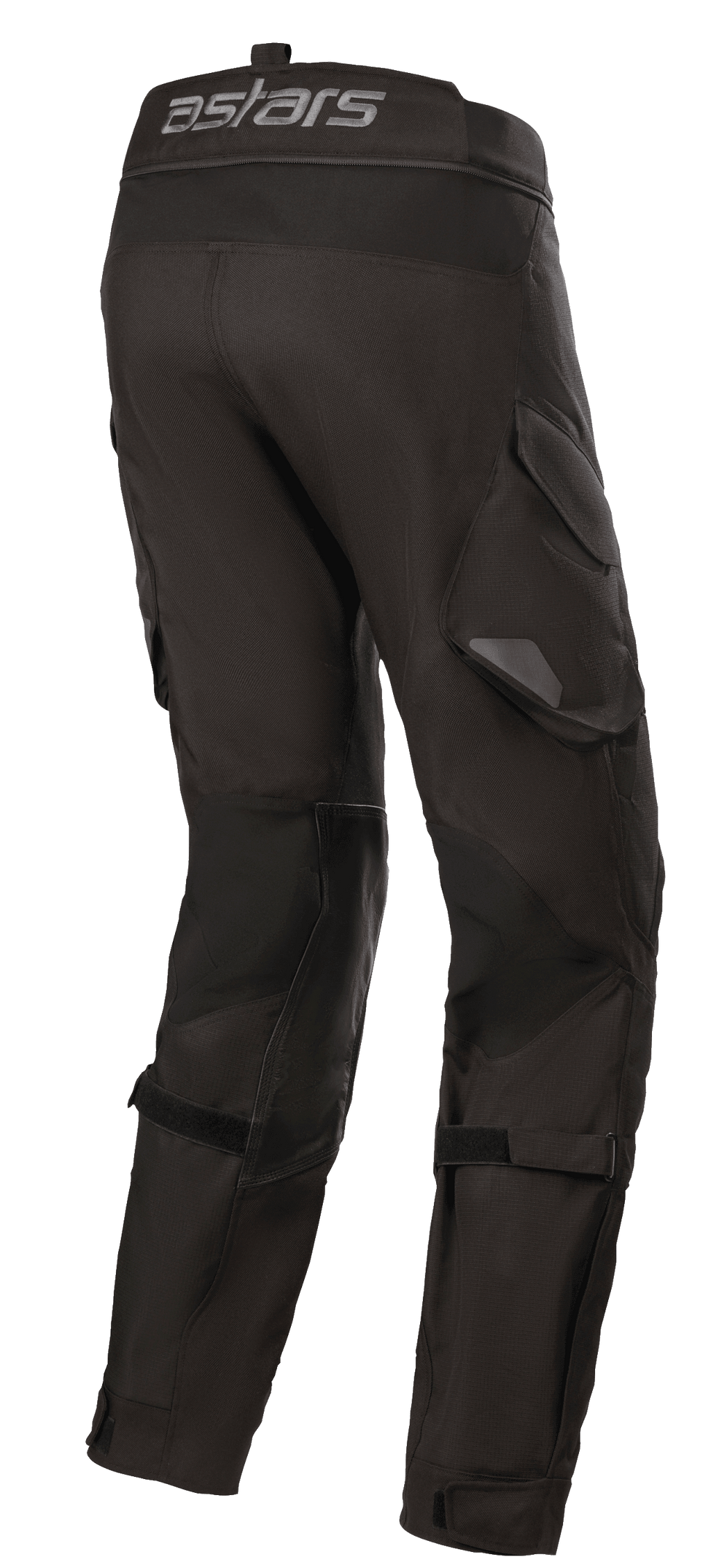 Alpinestars Halo Drystar® byxor, motorcykelbyxor för äventyrstouring, svarta, vy snett bakifrån med astars-logotyp på midjebandet, funktionella cargofickor och justerbara remmar på benen för en säker passform.