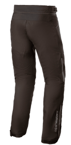 Alpinestars AST-1 V2 Waterproof Pants, svarta textilbyxor för motorcykel, vy från baksidan som visar reflekterande detaljer, Alpinestars-logotyp på underbenet, anslutningsdragkedja i midjan och justerbara benslut för skydd i alla väder