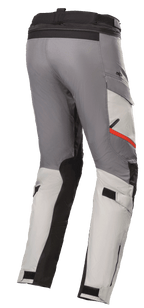 Alpinestars Andes V3 Drystar® byxor, motorcykelbyxor för touring, isgrå och mörkgrå, med svarta förstärkningspaneler och en röd accent på fickan, justerbara remmar vid midja och vader, slitstark textilkonstruktion för äventyrskörning