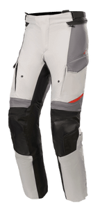 Alpinestars Andes V3 Drystar®-byxor, adventure touring-byxor för motorcykel, isgrå och mörkgrå med svarta detaljer, med förstärkta knäpaneler, cargofickor och justerbar midjerem, slitstarkt textilmaterial med röda detaljer