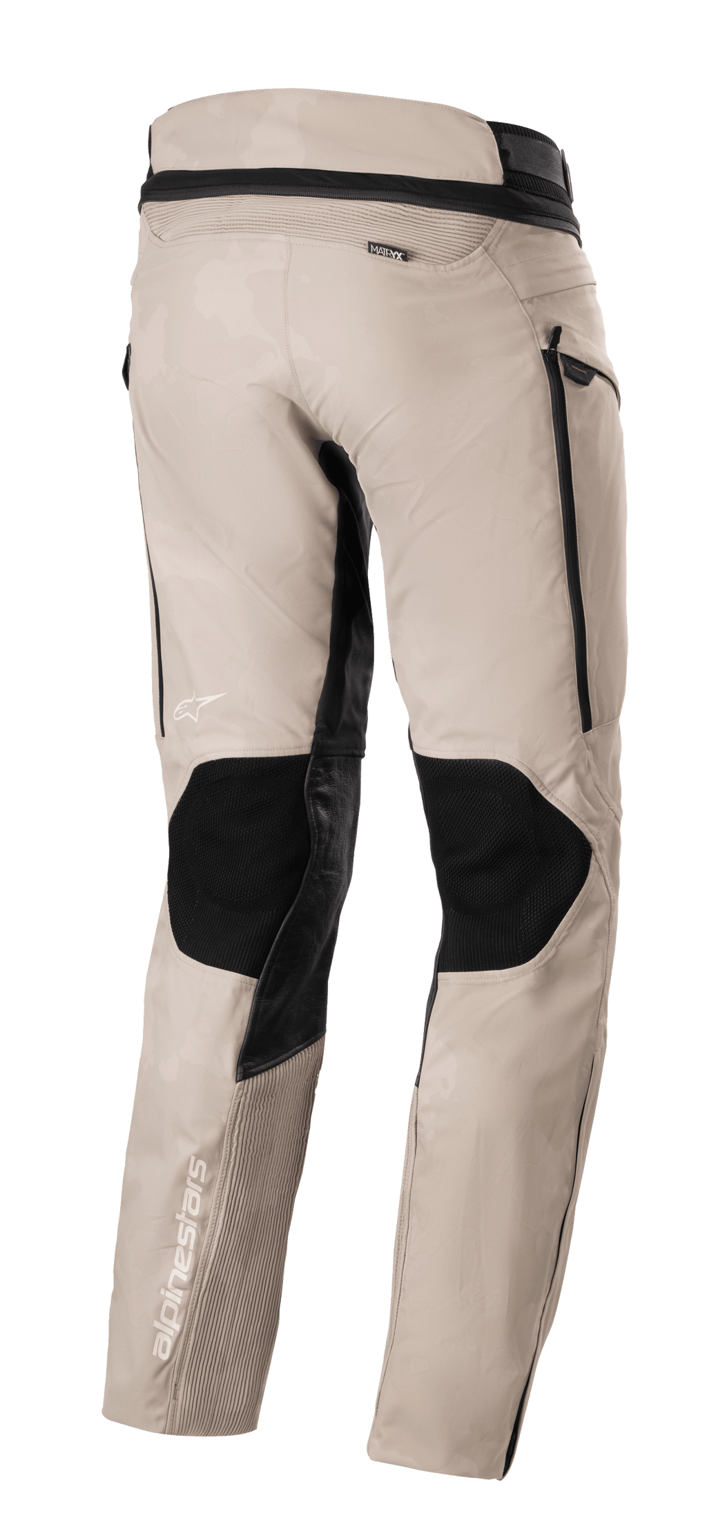 Alpinestars AMT-10LAB Drystar® XF-byxor, Aluminum Camo Adventure Touring-byxor, vy bakifrån med svarta skyddspaneler, MATRYX®-logotyp och vita Alpinestars-logotyper på en konstruktion av flera material.