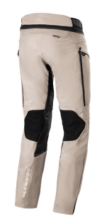 Alpinestars AMT-10LAB Drystar® XF-byxor, Aluminum Camo Adventure Touring-byxor, vy bakifrån med svarta skyddspaneler, MATRYX®-logotyp och vita Alpinestars-logotyper på en konstruktion av flera material.