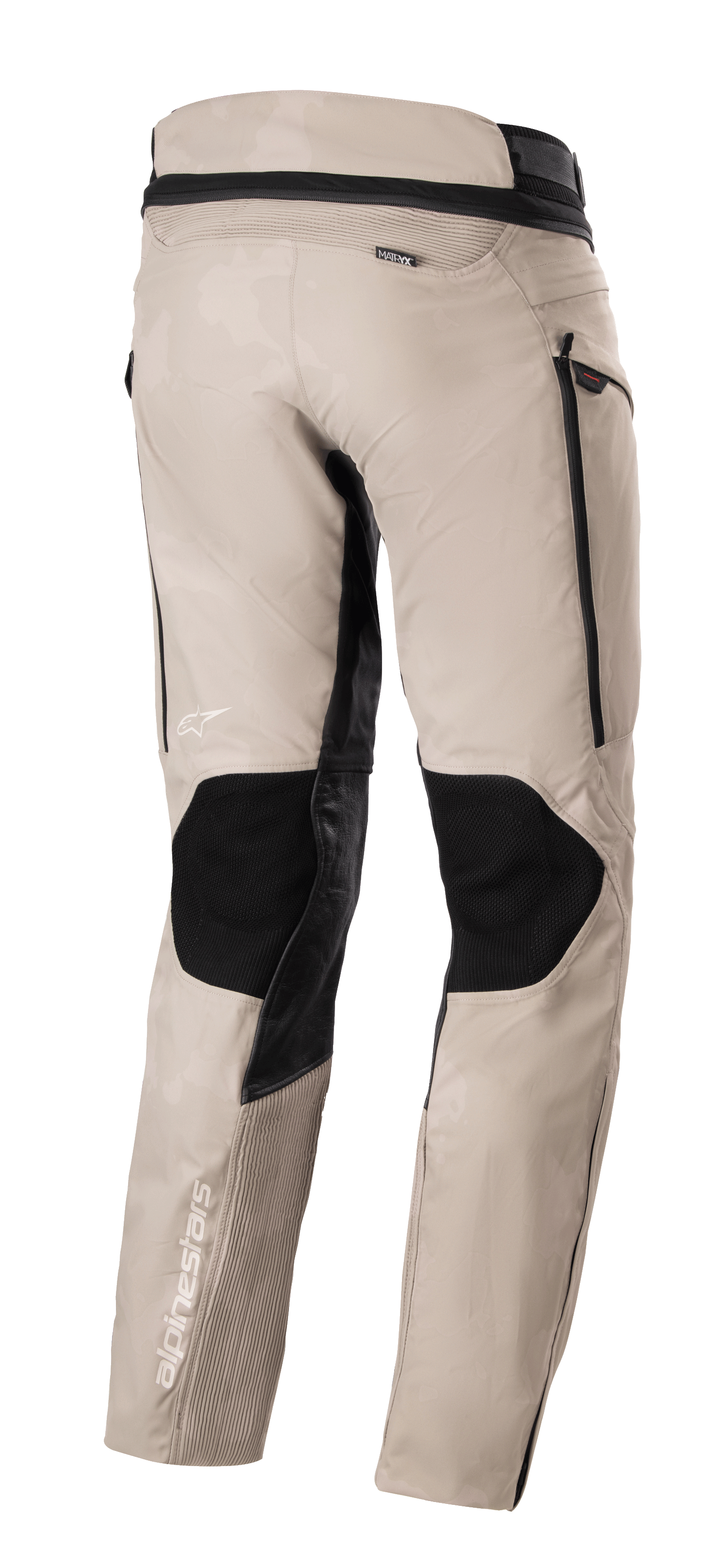 Alpinestars AMT-10LAB Drystar® XF-byxor, Aluminum Camo Adventure Touring-byxor, vy bakifrån med svarta skyddspaneler, MATRYX®-logotyp och vita Alpinestars-logotyper på en konstruktion av flera material.