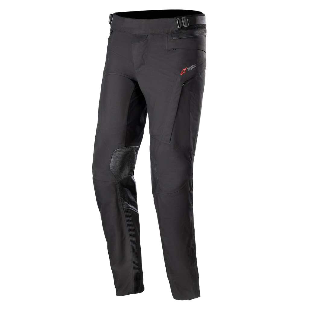 Alpinestars AMT-10 Drystar® XF byxor, touringbyxor för motorcykel, svarta, med röd logotyp på höften, förstärkta knäpaneler, dragspelspaneler på underbenen, justerbar midja och fickor med dragkedja, teknisk textilkonstruktion för äventyrskörning