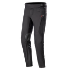 Alpinestars AMT-10 Drystar® XF byxor, touringbyxor för motorcykel, svarta, med röd logotyp på höften, förstärkta knäpaneler, dragspelspaneler på underbenen, justerbar midja och fickor med dragkedja, teknisk textilkonstruktion för äventyrskörning