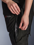 Alpinestars Stella Andes V4 Drystar®-byxor, svarta, närbild på den justerbara lårventilationen som öppnas för hand för att visa det inre nätet, med Drystar®-logotypen på det svarta tekniska textilskalet.