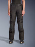 Alpinestars Stella Andes V4 Drystar-byxor, äventyrstouringbyxor för dam, svarta, vy framifrån, med förstärkta knäpaneler, vattenavvisande cargofickor och justerbara midjeremmar, bärs med svarta stövlar i studiomiljö