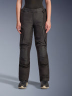 Alpinestars Stella Andes V4 Drystar-byxor, äventyrstouringbyxor för dam, svarta, vy framifrån, med förstärkta knäpaneler, vattenavvisande cargofickor och justerbara midjeremmar, bärs med svarta stövlar i studiomiljö