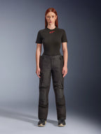 Alpinestars Stella Andes V4 Drystar®-byxor, svarta motorcykelbyxor för damer för äventyr och touring, visas på en modell med en svart Alpinestars t-shirt, teknisk textildesign med cargofickor och förstärkta knäpaneler.