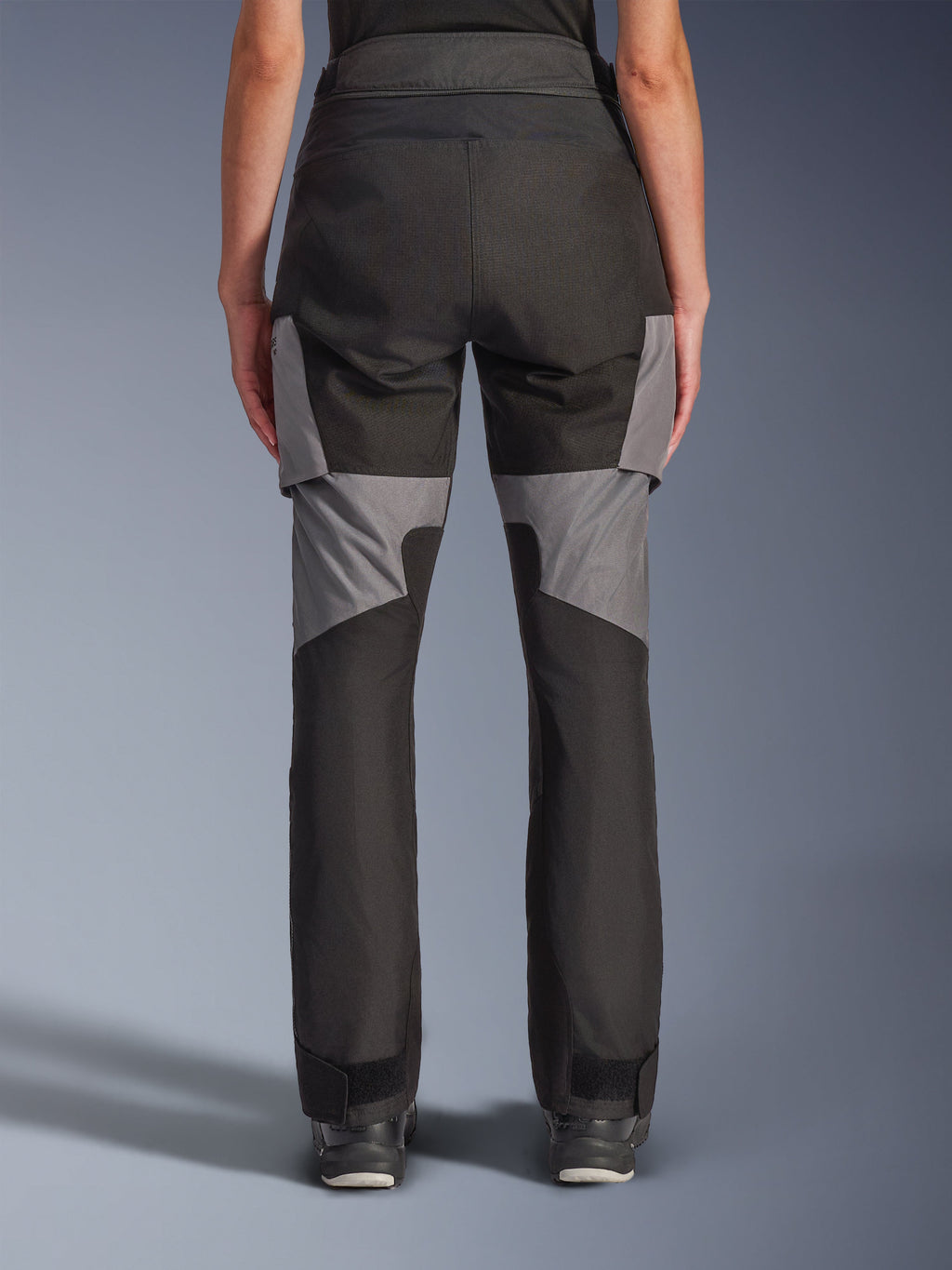 Alpinestars Stella Andes V4 Drystar® byxor, motorcykelbyxor för dam, svart och mörkgrå, vy bakifrån med slitstark textilkonstruktion, grå paneler på lår och underben, designade för äventyrs- och vägkörning
