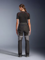 Alpinestars Stella Andes V4 Drystar® byxor, motorcykelbyxor för dam, svarta och mörkgrå, vy bakifrån som visar grå ripstop-förstärkningar och ergonomisk design, bärs med ett svart tekniskt underställ, utrustning för adventure touring