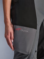 Alpinestars Stella Andes V4 Drystar®-byxor, äventyrs- och touringbyxor för dam, svarta och mörkgrå, detalj av lårområdet som visar Drystar-logotypen och den röda Alpinestars-stjärnan på förstärkta textilpaneler