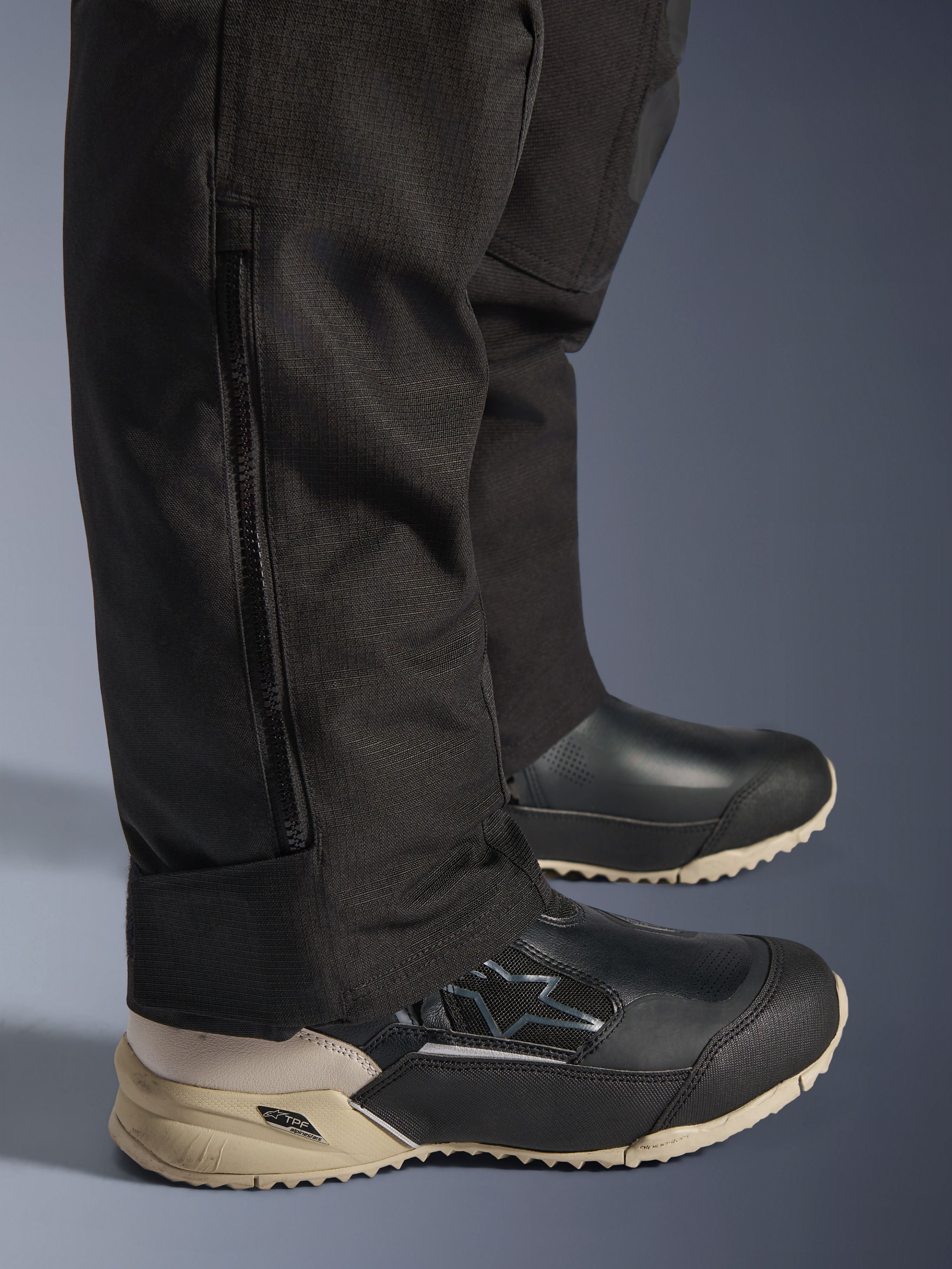 Alpinestars Stella Andes V4 Drystar® byxor, svart detalj på underbenet med vertikal sidodragkedja för stövelpassform, slitstark textilkonstruktion, äventyrsmotorcykelutrustning för damer
