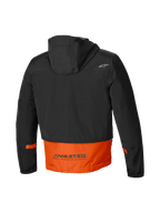 Alpinestars Mootant Vattentät Parka, herrmotorcykeljacka, baksida som visar fastsatt huva och MO.ST.EQ. reflekterande ordmärke i orange och svart färg