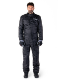 Alpinestars Hurricane Rain V2 Suit, helkroppsregnställ för motorcykel i svart, vattentät skyddsutrustning med hög krage och stormstängning fram, vit logotyp på bröstet, bärs med svarta och grå handskar och kängor