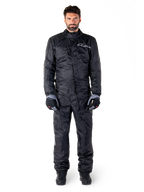 Alpinestars Hurricane Rain V2 Suit, helkroppsregnställ för motorcykel i svart, vattentät skyddsutrustning med hög krage och stormstängning fram, vit logotyp på bröstet, bärs med svarta och grå handskar och kängor