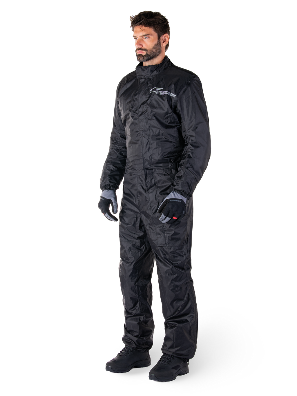 Alpinestars Hurricane Rain V2-regnställ, svart, vattentät motorcykeloverall i ett stycke, bärs med handskar och stövlar, reflekterande Alpinestars-logotyp på bröstet, lättviktsdesign för skydd i vått väder