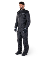 Alpinestars Hurricane Rain V2-regnställ, svart, vattentät motorcykeloverall i ett stycke, bärs med handskar och stövlar, reflekterande Alpinestars-logotyp på bröstet, lättviktsdesign för skydd i vått väder