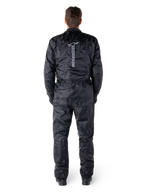 Alpinestars Hurricane Rain V2 Suit, svart vattentät motorcykeloverall, vy bakifrån som visar stort vertikalt Alpinestars-ordmärke och logotyp, lätt skrynkligt material med elastisk midja och muddar, designad för skydd vid körning i vått väder