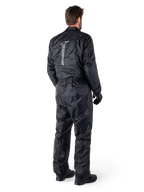 Alpinestars Hurricane Rain V2 Suit, svart vattentätt regnställ för motorcykel i en del, baksida med stor vertikal reflekterande logotyp, lätt vindresistent tyg, bärs med svarta handskar och stövlar