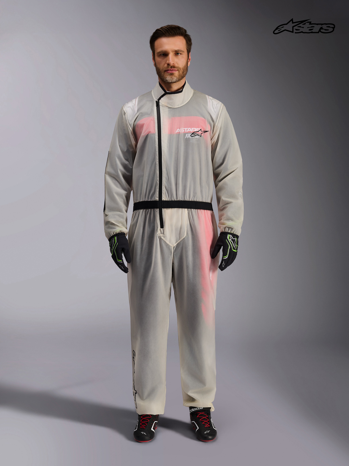 Alpinestars Kart regnoverall, genomskinlig vattentät kartingoverall för herr, transparent och svart med asymmetrisk dragkedja, vy framifrån på modell