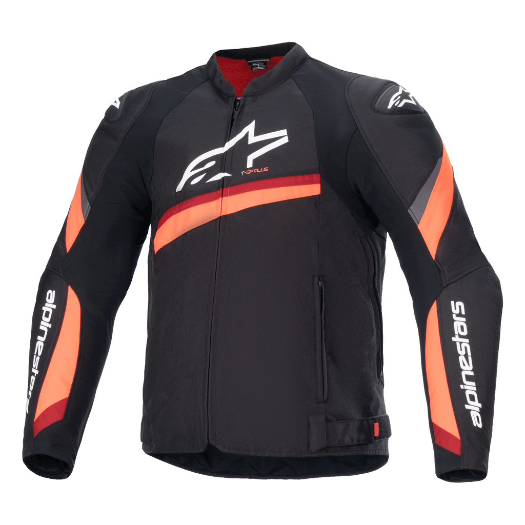 Alpinestars T-GP Plus R V4-jacka, svart motorcykeljacka med röda och fluo-orangea ränder, stor vit logotyp på bröstet, sportig textildesign med rött kragfoder och märkta ärmar, högpresterande sportutrustning
