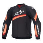 Alpinestars T-GP Plus R V4-jacka, svart motorcykeljacka med röda och fluo-orangea ränder, stor vit logotyp på bröstet, sportig textildesign med rött kragfoder och märkta ärmar, högpresterande sportutrustning