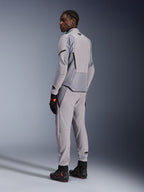 Alpinestars Aeroshell Airflow-jacka i Mid Gray Anthracite, bärs med matchande byxor och svarta racinghandskar, vy bakifrån som visar laserperforerade paneler och atletisk sportpassform, professionell motorcykelutrustning