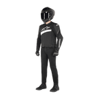 Förare iförd Alpinestars T-GP Plus R V4 Airflow-jacka i svart och vitt, textiljacka för motorcykel med meshpaneler och vita Alpinestars-logotyper, kombinerad med en svart hjälm, svarta mc-handskar, svarta byxor och svarta skor