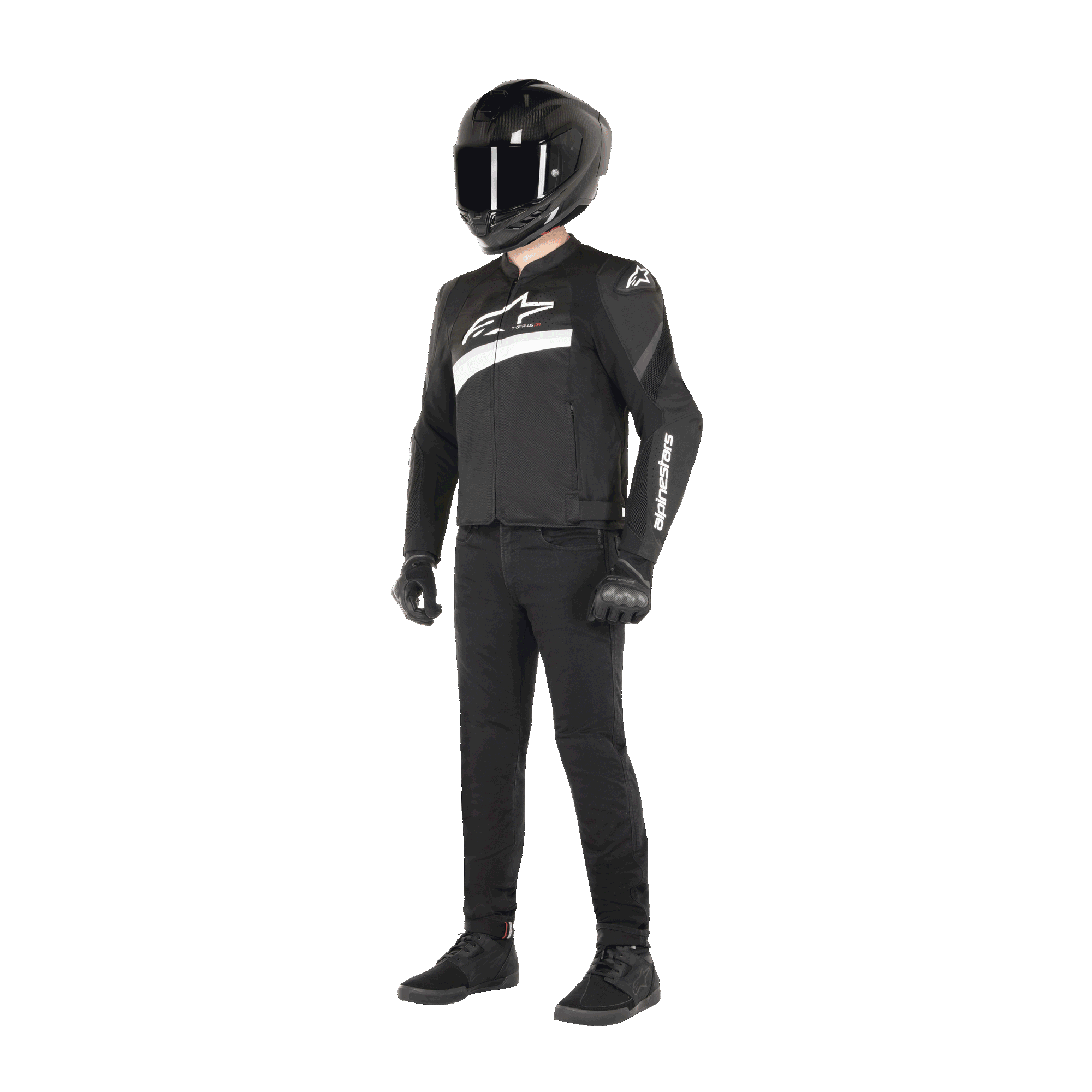Förare iförd Alpinestars T-GP Plus R V4 Airflow-jacka i svart och vitt, textiljacka för motorcykel med meshpaneler och vita Alpinestars-logotyper, kombinerad med en svart hjälm, svarta mc-handskar, svarta byxor och svarta skor