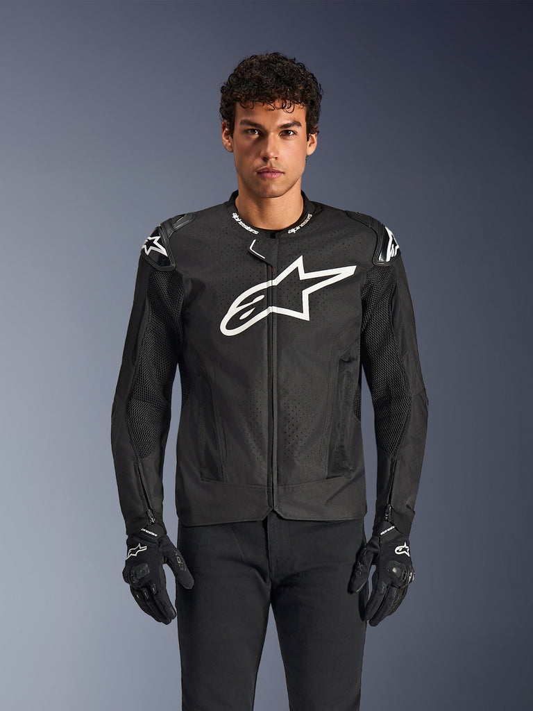 Alpinestars T-GP Air jacka, svart motorcykeljacka med perforerad design, vit logotyp, skyddsdynor på axlar, andningsbar konstruktion, sportigt utseende