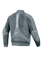 Alpinestars Flight Air-jacka, urban motorcykeljacka, Storm Gray, baksida med en stor vertikal vit Alpinestars-logotyp, omfattande 3D-meshpaneler för luftflöde, samt bomber-inspirerad ribbad midja och ärmslut
