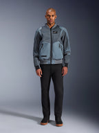 Alpinestars Flight Air-jacka i Storm Gray, urban bomber-inspirerad motorcykeljacka med 3D-meshpaneler och fasta framfickor, bärs av en man med svarta byxor och svarta high-top sneakers, modern streetstyle-inspirerad mc-utrustning