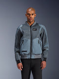 Alpinestars Flight Air-jacka, urban mc-jacka i bombermodell, Storm Gray, med ventilationspaneler i 3D-mesh och vit Astars-logotyp, bärs av manlig modell med svarta byxor, modern urban körutrustning