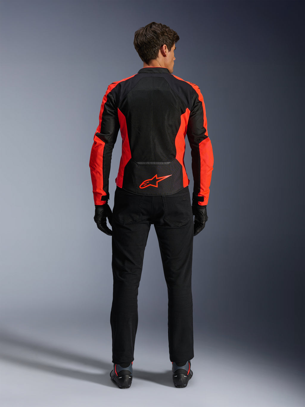 Alpinestars Viper Air V4-jacka, Red Fluo och svart, baksida som visar stora tekniska meshpaneler och klaröda fluorescerande sidoaccenter, röd Alpinestars-logotyp på nedre ryggen, bärs med svarta mc-byxor och handskar.