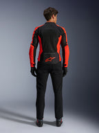 Alpinestars Viper Air V4-jacka, Red Fluo och svart, baksida som visar stora tekniska meshpaneler och klaröda fluorescerande sidoaccenter, röd Alpinestars-logotyp på nedre ryggen, bärs med svarta mc-byxor och handskar.