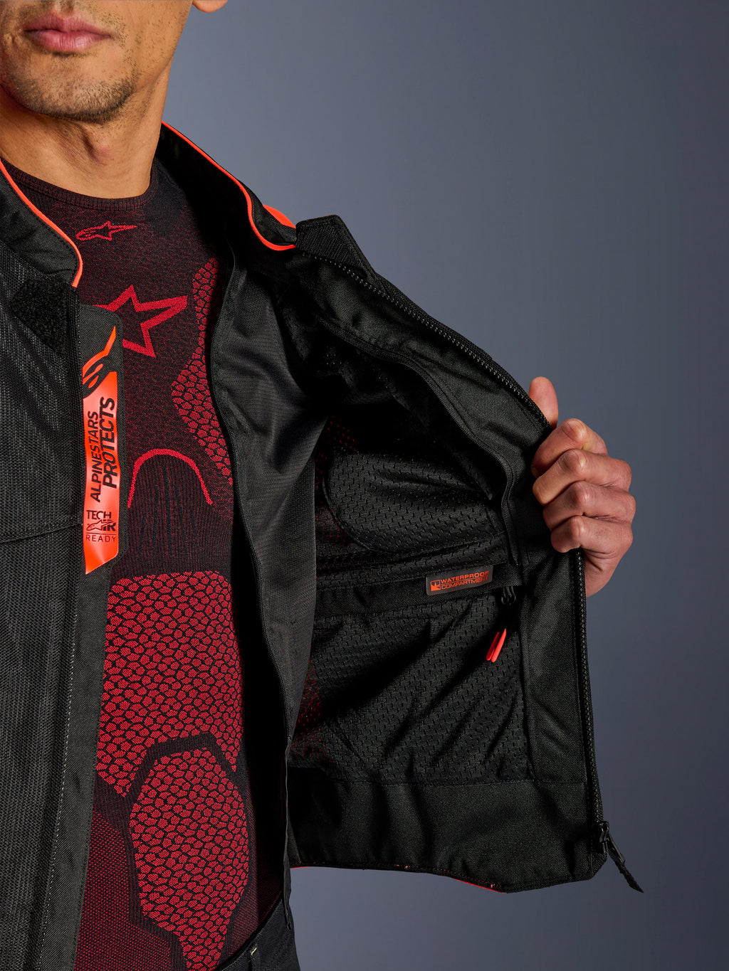 Alpinestars Viper Air V4-jacka, interiördetalj som visar det vattentäta innerfacket och tekniskt meshfoder som andas, detaljer i Red Fluo och svart med Tech-Air Ready-logotyp