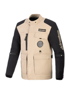 Alpinestars Dice Jacka, urban motorcykeljacka, tan och svart, arbetsklädesinspirerad design med fyra praktiska fickor fram och logotyplappar, robust textilkonstruktion för gatuprestanda