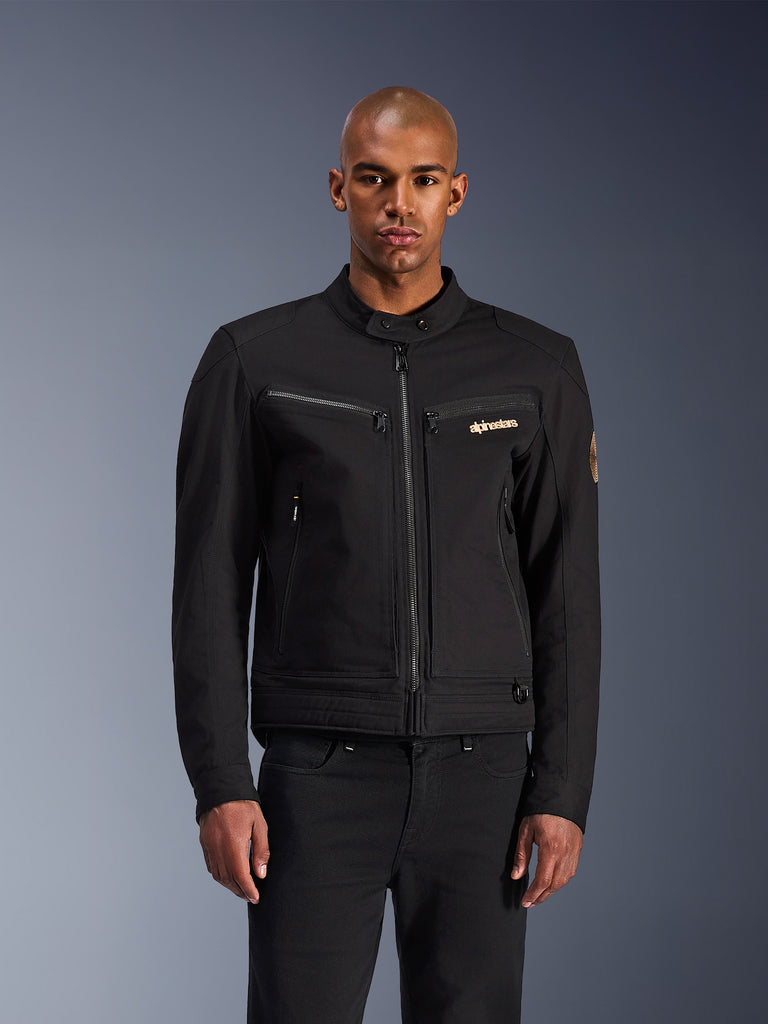 Alpinestars Bruiser Jacket, svart motorcykeljacka, hög krage med knapp, dragkedja fram, logotyp på bröstet, fickor med dragkedjor, modern minimalistisk design